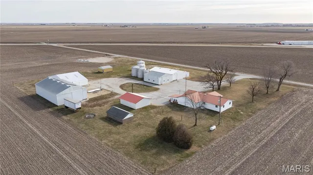 $349,900 | 7067 Oak Avenue, Raymond, IL 62560