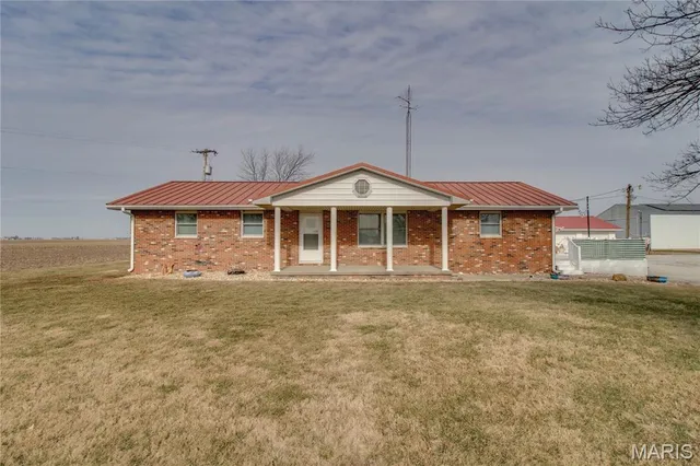 $349,900 | 7067 Oak Avenue, Raymond, IL 62560