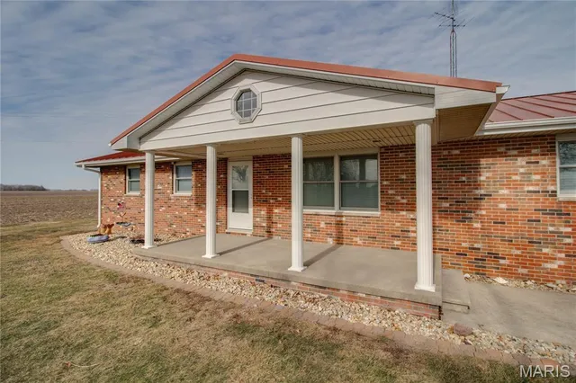 $349,900 | 7067 Oak Avenue, Raymond, IL 62560