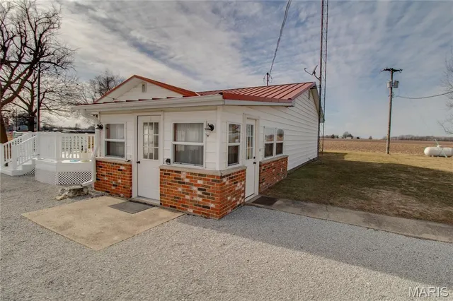 $349,900 | 7067 Oak Avenue, Raymond, IL 62560