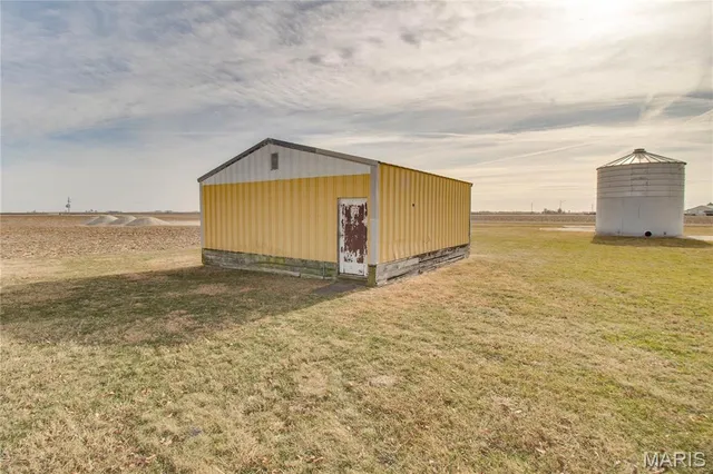 $349,900 | 7067 Oak Avenue, Raymond, IL 62560