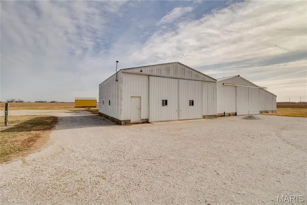 $349,900 | 7067 Oak Avenue, Raymond, IL 62560