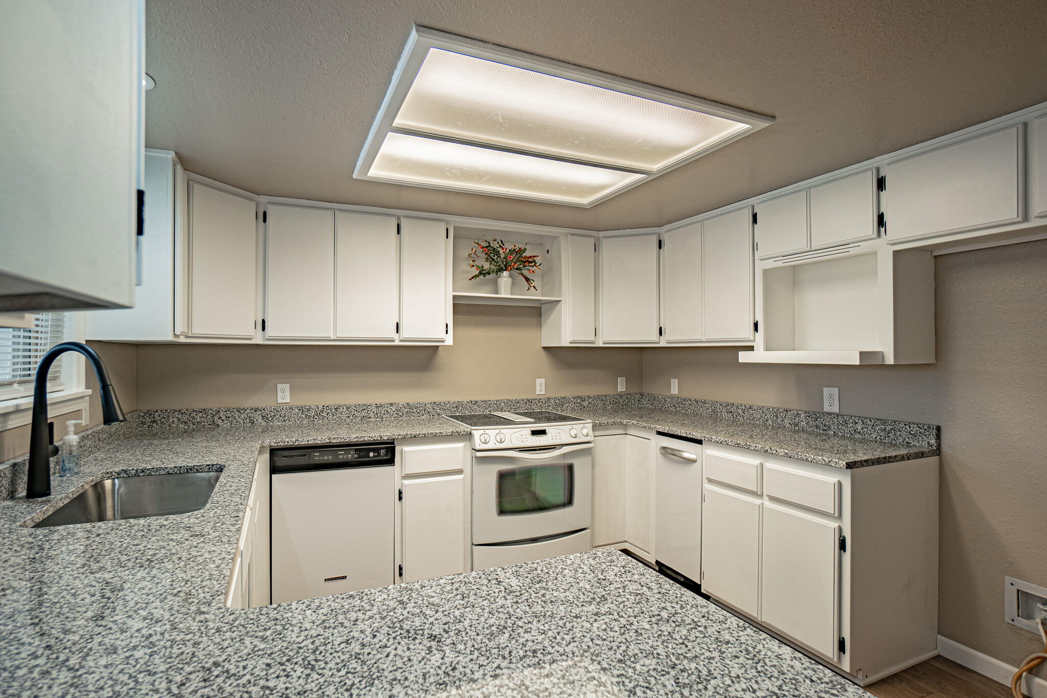 4666 Antelope Road White City, OR 97503 - Photo 4 of 31 DSC05109-HDR