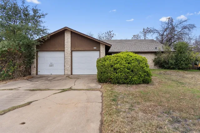 a view of a house with a yard and garage