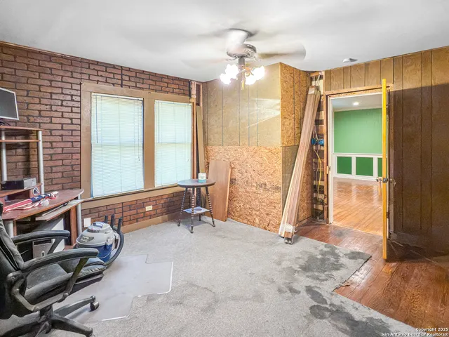 a view of a house with backyard and tree