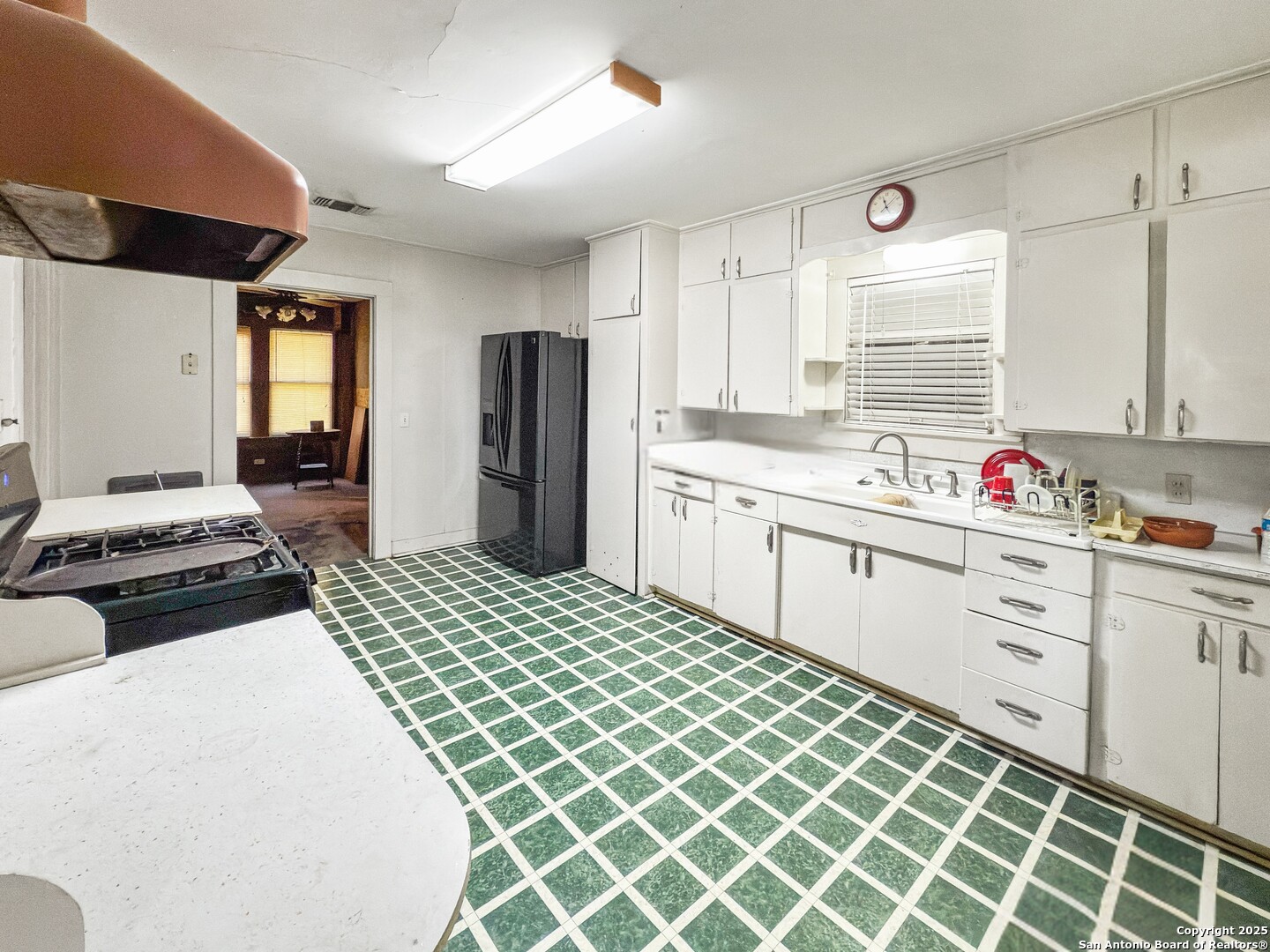 1175 West Coll Street New Braunfels, TX 78130 - Photo 4 of 19