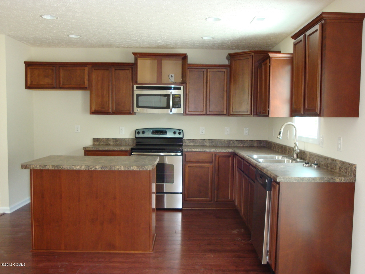 280 Station House Road New Bern, NC 28562 - Photo 5 of 13 Kitchen w/Upgraded Appliances
