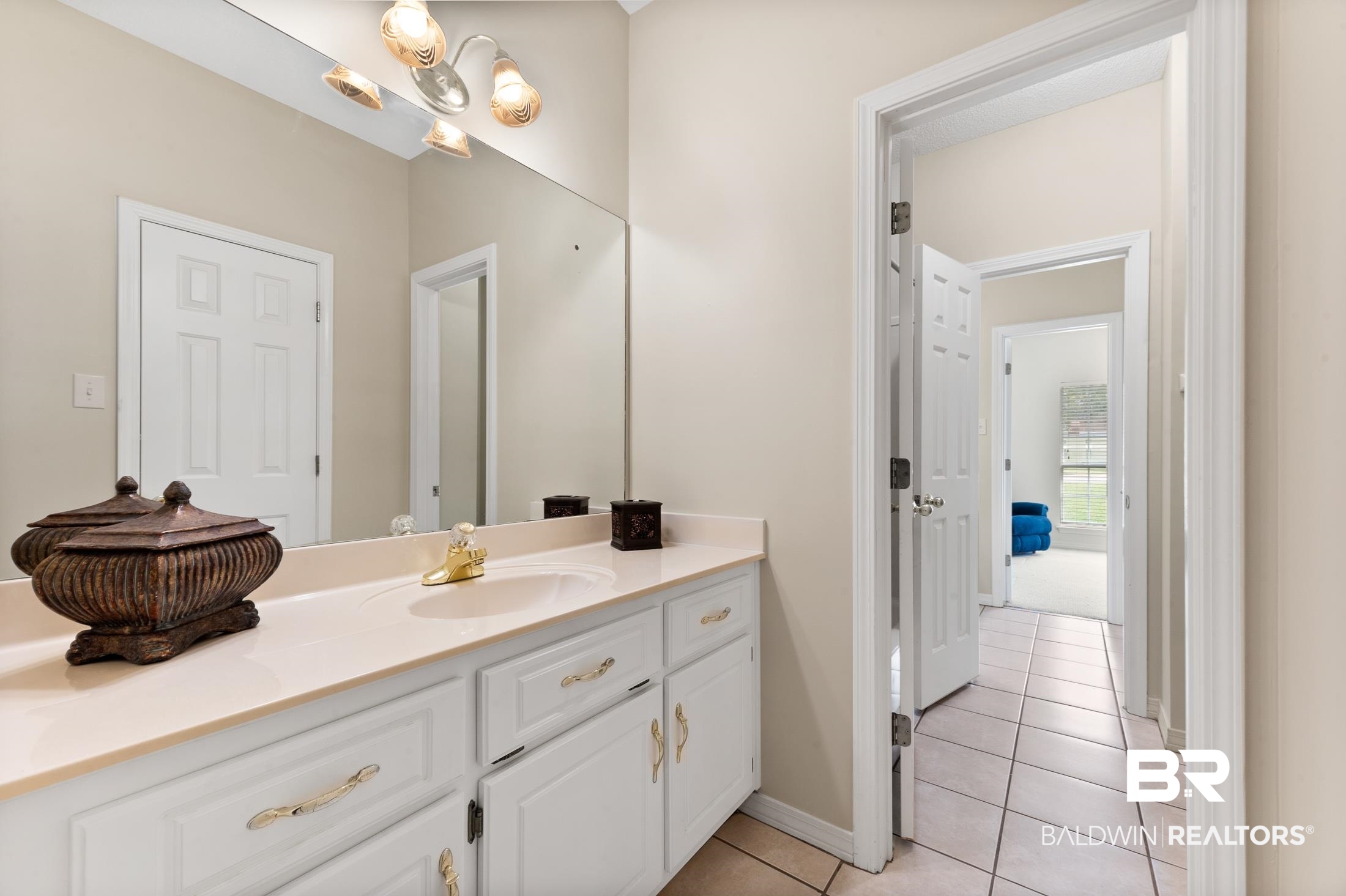 2770 Bennington Drive Mobile, AL 36695 - Photo 26 of 43 Pass Through Bathroom