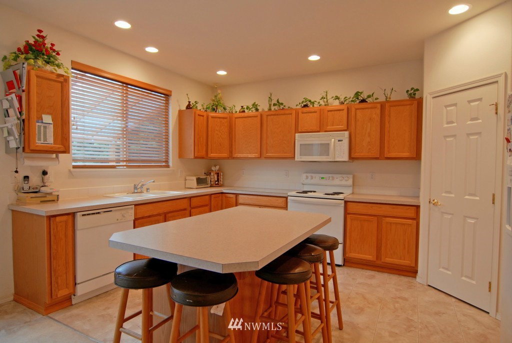 17715 110th Place Southeast Renton, WA 98055 - Photo 4 of 15