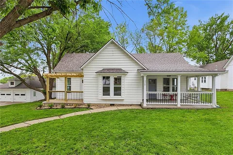 $325,000 | 328 East Main Street, Smithville, MO 64089