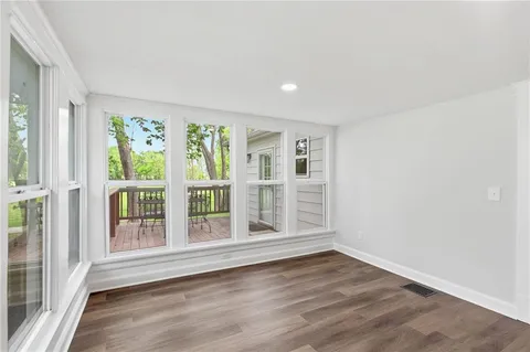 $325,000 | 328 East Main Street, Smithville, MO 64089