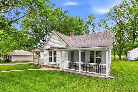 $325,000 | 328 East Main Street, Smithville, MO 64089