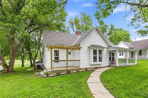 $325,000 | 328 East Main Street, Smithville, MO 64089