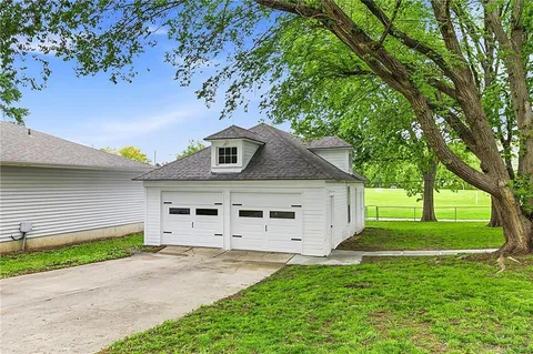 $325,000 | 328 East Main Street, Smithville, MO 64089