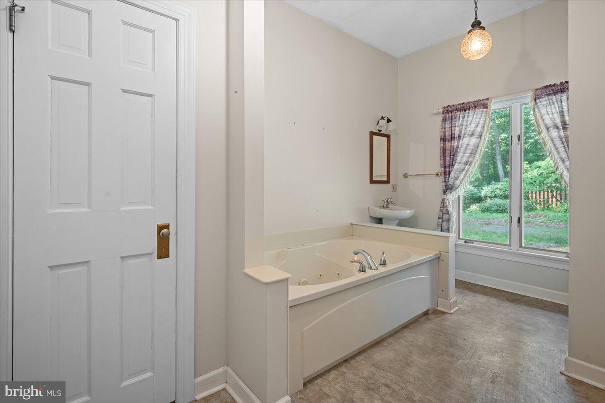 547 Apple Pie Ridge Road Winchester, VA 22603 - Photo 26 of 60 Guest Bathroom
