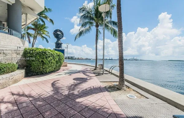 $695,000 | 325 South Biscayne Boulevard, Unit 3822, Miami, FL 33131