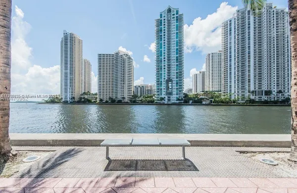 $695,000 | 325 South Biscayne Boulevard, Unit 3822, Miami, FL 33131