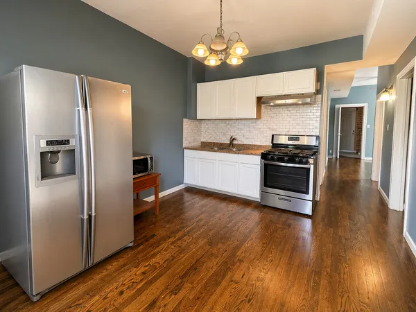 $1,600 | 808 North Sacramento Boulevard, Unit 1R, Chicago, IL 60622