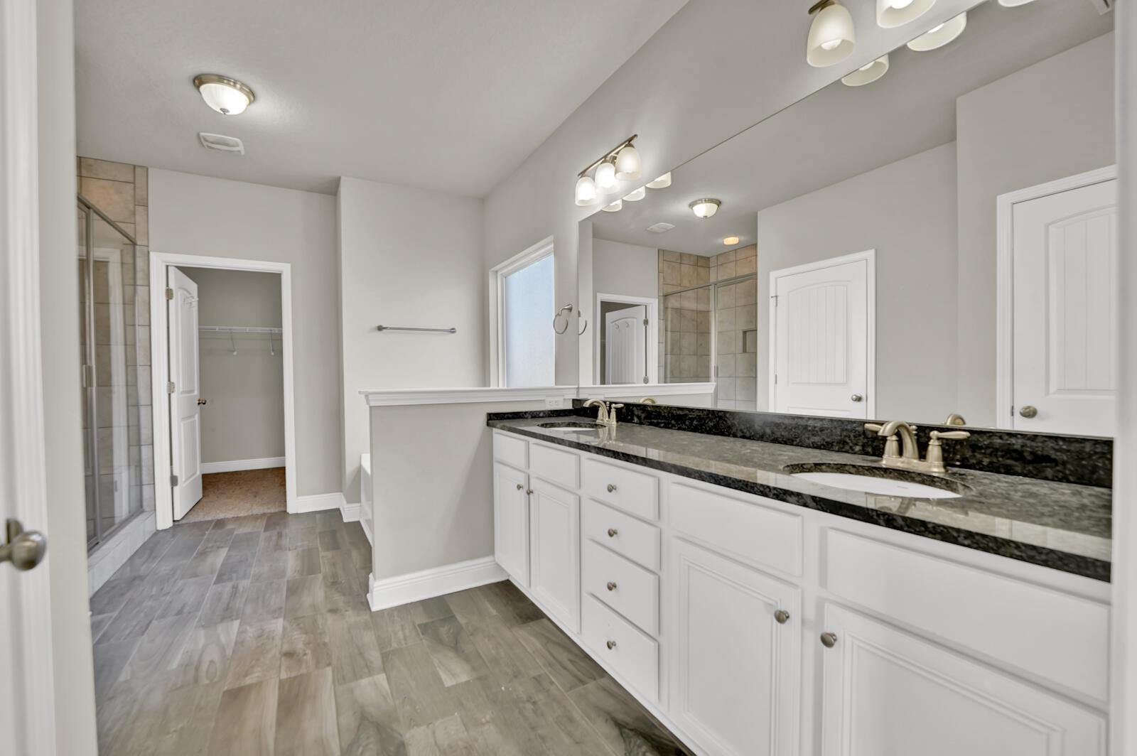 272 Lottie Loop Freeport, FL 32439 - Photo 31 of 53 a bathroom with double vanity and a mirror