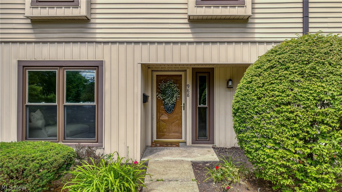 988 Som Center Road, Unit E2 Cleveland, OH 44143 - Photo 2 of 49