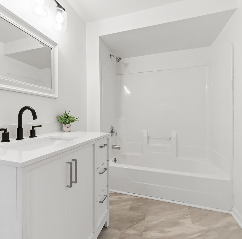 330 South Wolf Lake Road Muskegon, MI 49442 - Photo 22 of 45 7a Master Suite Bath
