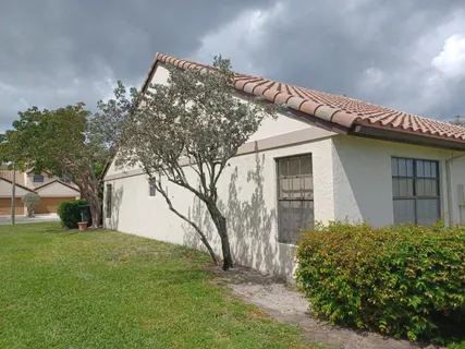 a view of a house with a yard
