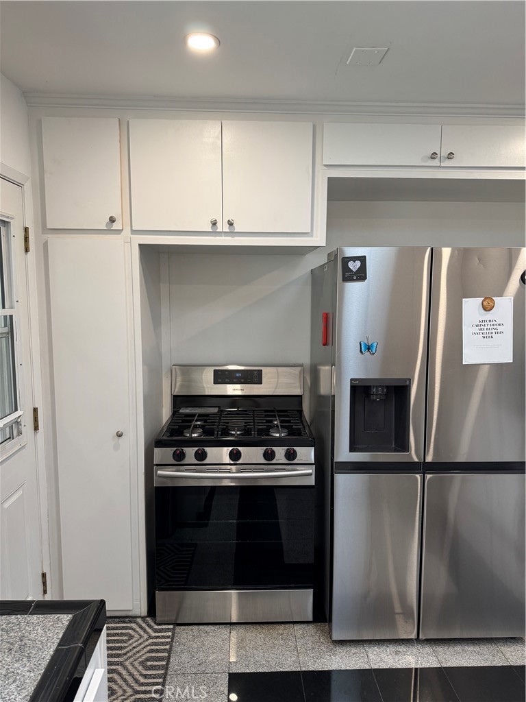 155 Barhaven Lane Fallbrook, CA 92028 - Photo 15 of 43 a kitchen with granite countertop a stove and a refrigerator