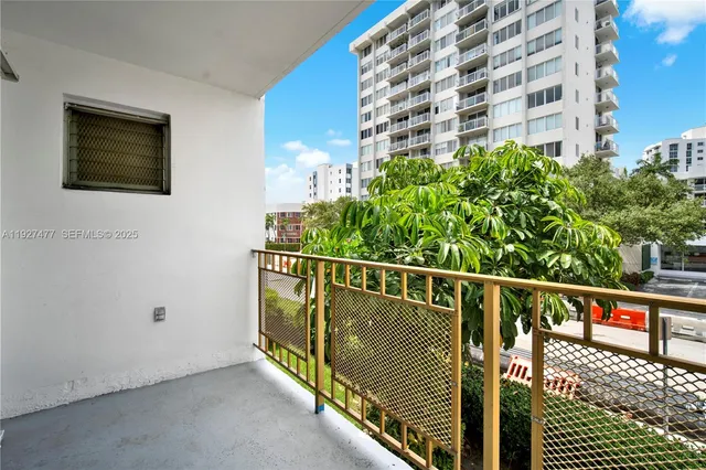 $2,300 | 1340 Lincoln Road, Unit 207, Miami Beach, FL 33139