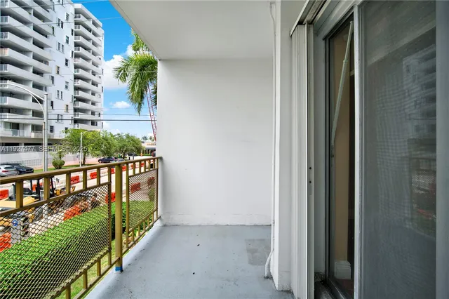 $2,300 | 1340 Lincoln Road, Unit 207, Miami Beach, FL 33139