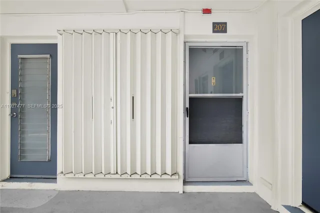 $2,300 | 1340 Lincoln Road, Unit 207, Miami Beach, FL 33139