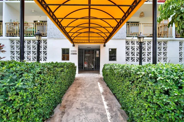 $2,300 | 1340 Lincoln Road, Unit 207, Miami Beach, FL 33139