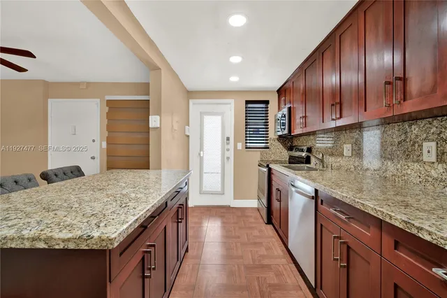 $2,300 | 1340 Lincoln Road, Unit 207, Miami Beach, FL 33139