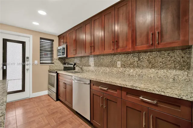 $2,300 | 1340 Lincoln Road, Unit 207, Miami Beach, FL 33139