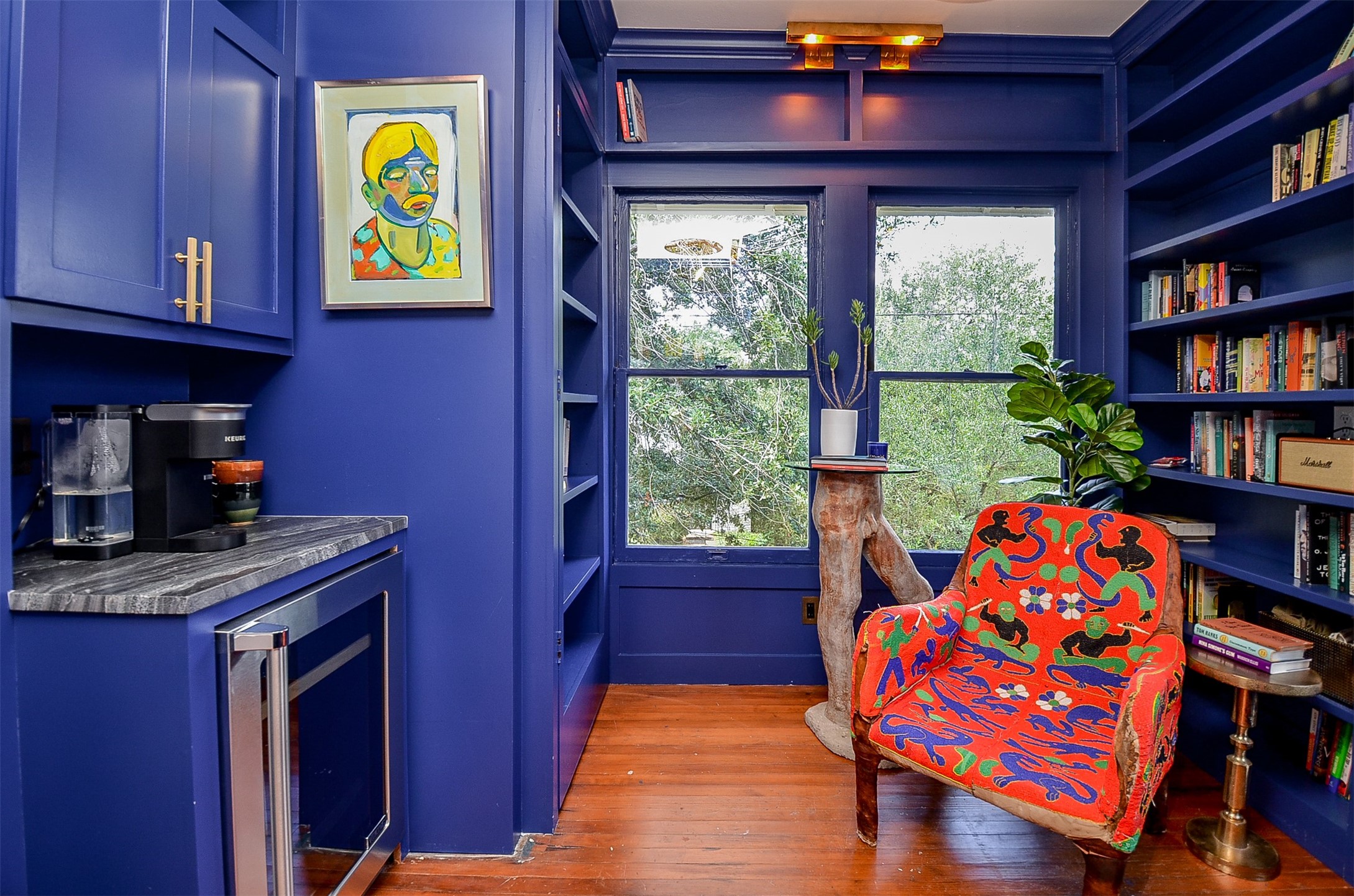 816 West Main Street Houston, TX 77006 - Photo 18 of 48 a bedroom with furniture and a window