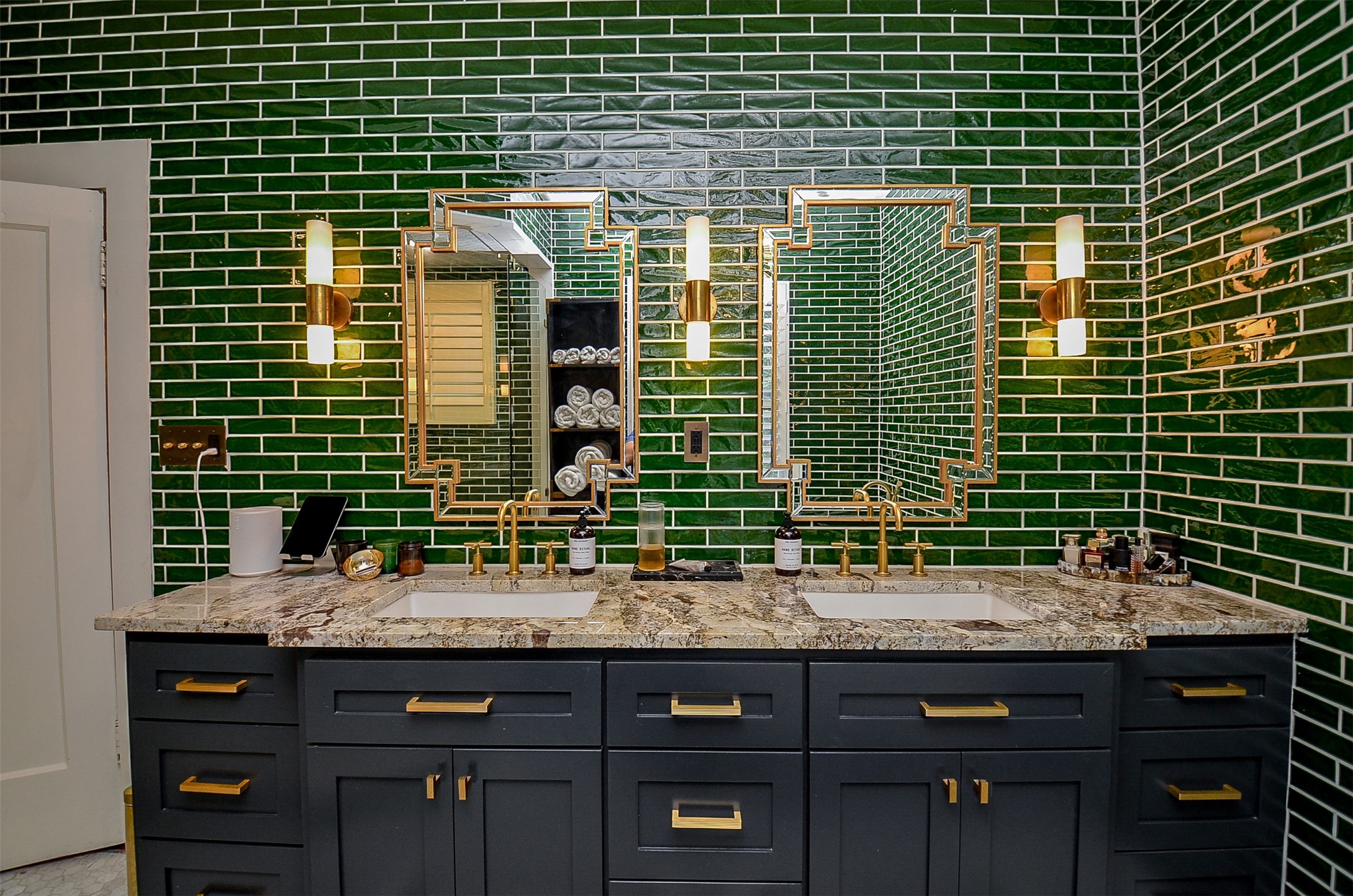 816 West Main Street Houston, TX 77006 - Photo 20 of 48 a bathroom with a sink and a large mirror