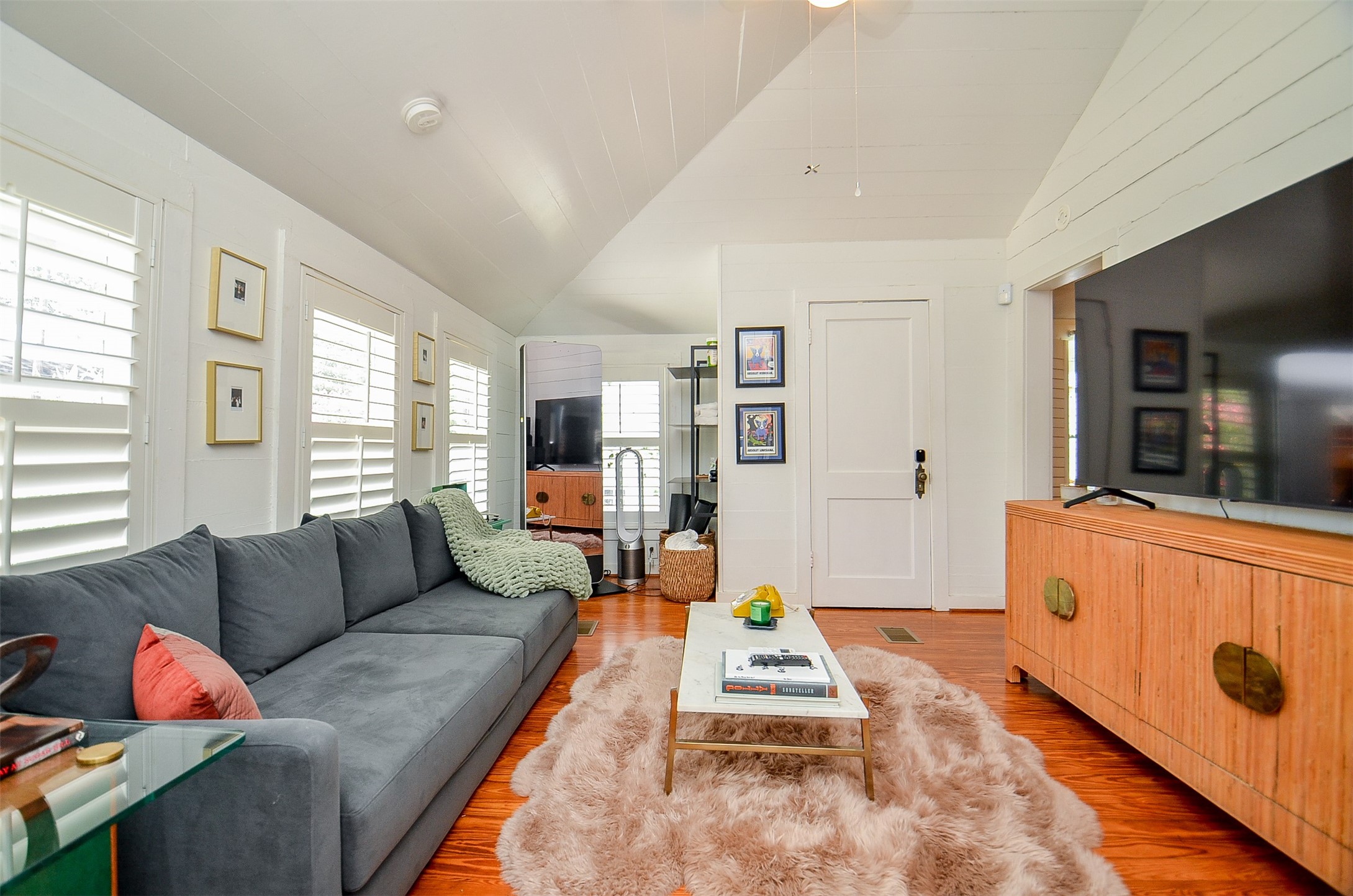 816 West Main Street Houston, TX 77006 - Photo 26 of 48 a living room with furniture and a couch