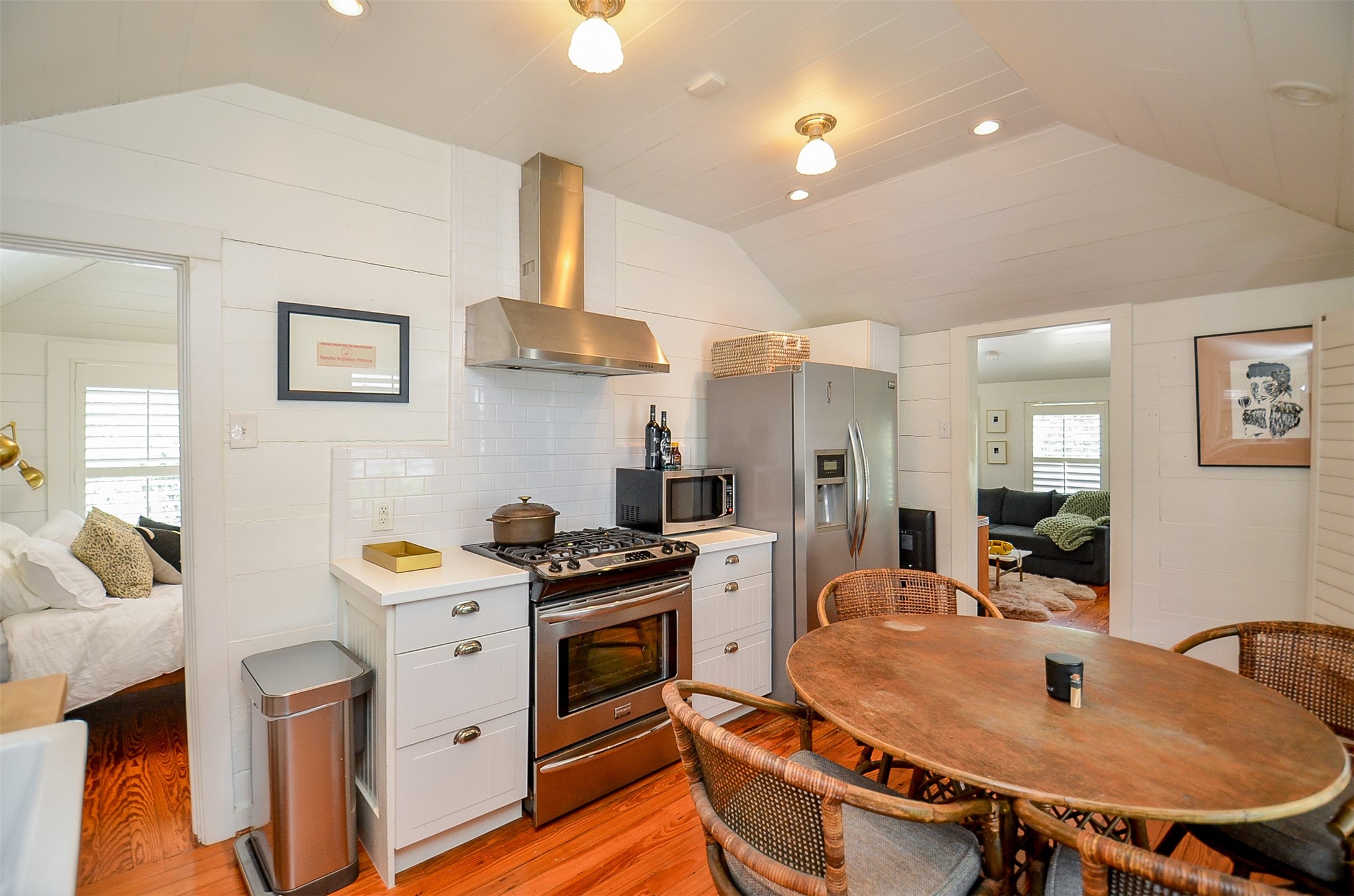 816 West Main Street Houston, TX 77006 - Photo 31 of 48 a kitchen with a table chairs stove and cabinets