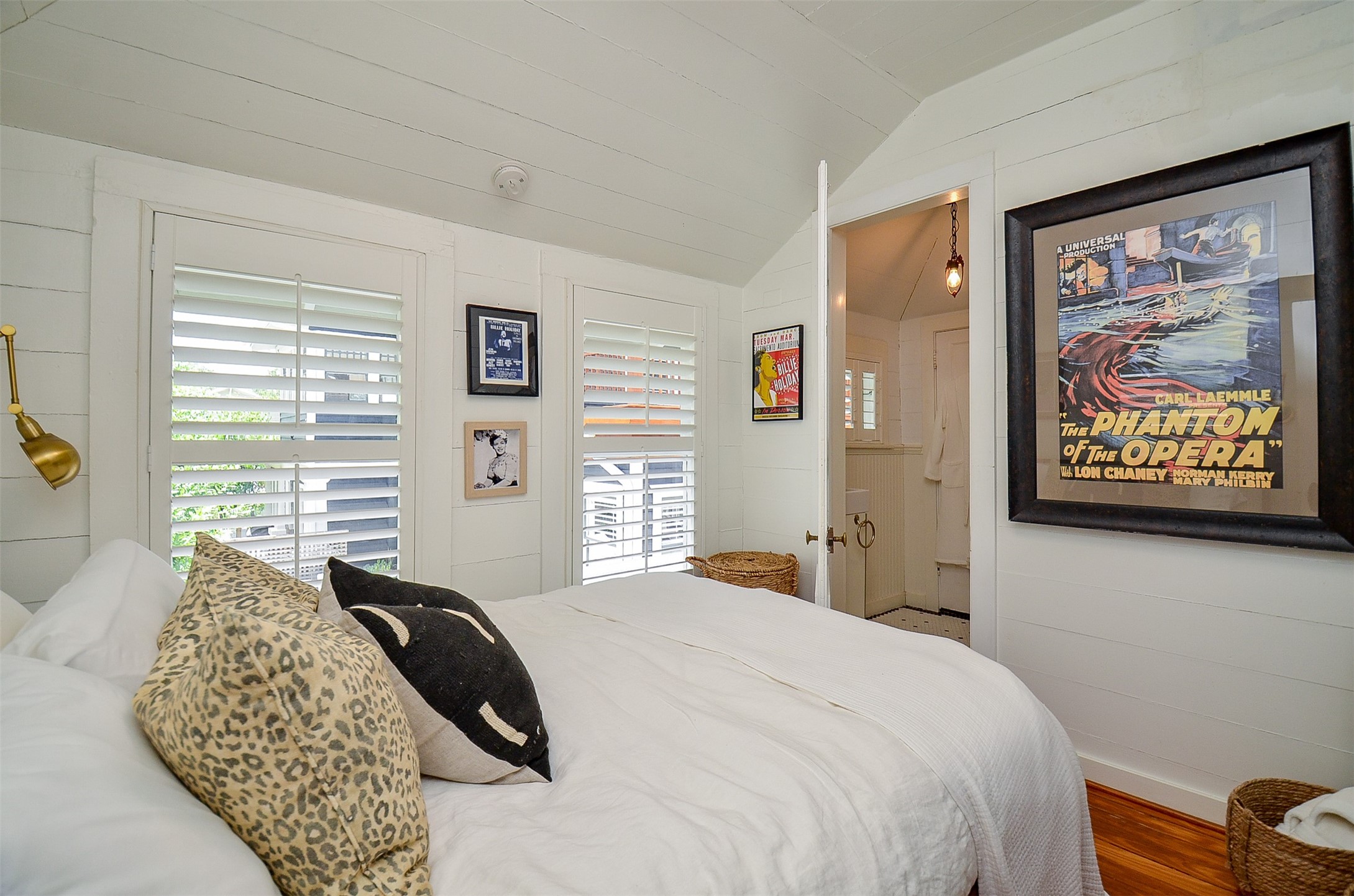 816 West Main Street Houston, TX 77006 - Photo 32 of 48 a bedroom with a bed and a painting on the wall