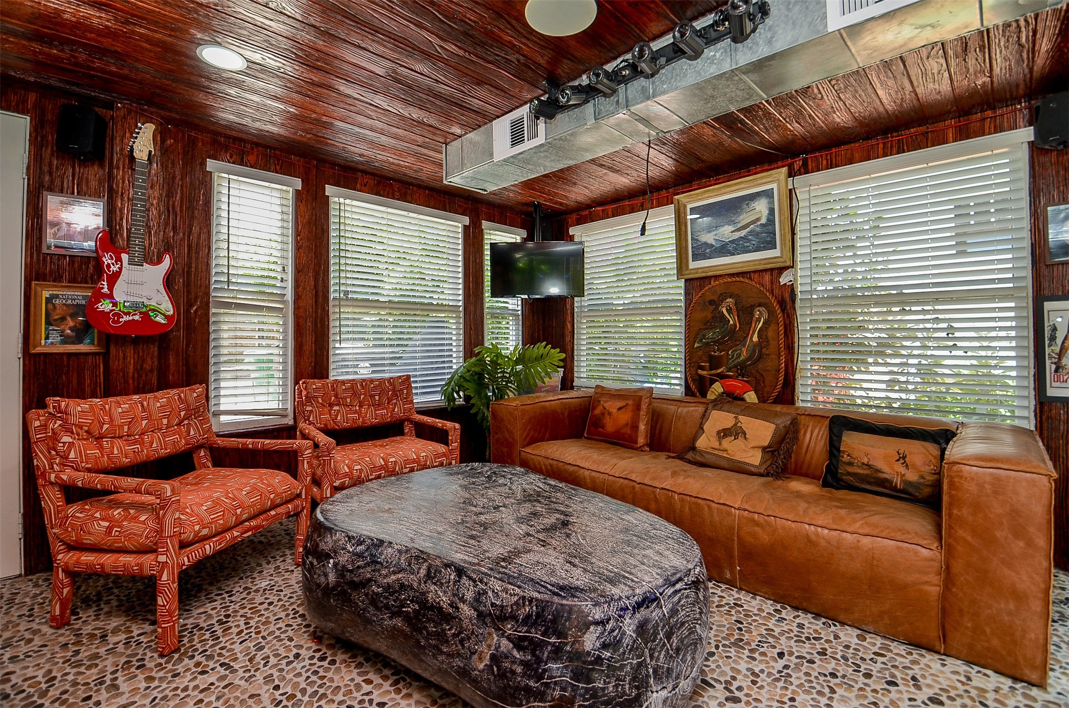 816 West Main Street Houston, TX 77006 - Photo 35 of 48 a living room with furniture and a large window