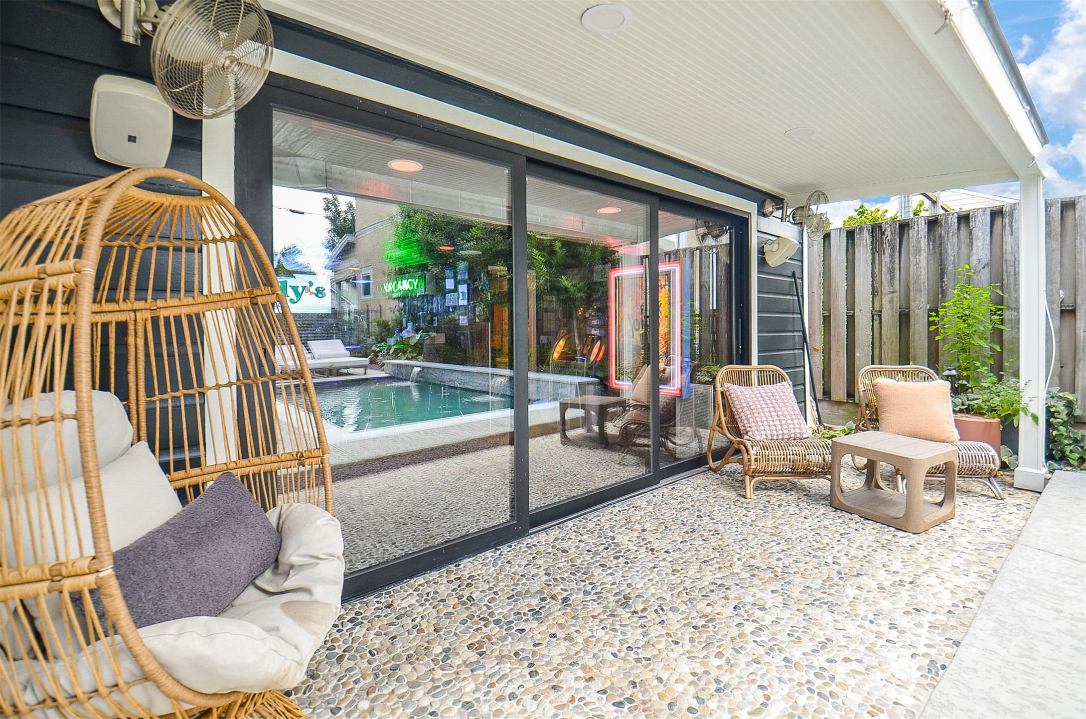 816 West Main Street Houston, TX 77006 - Photo 38 of 48 a living room with furniture and large windows