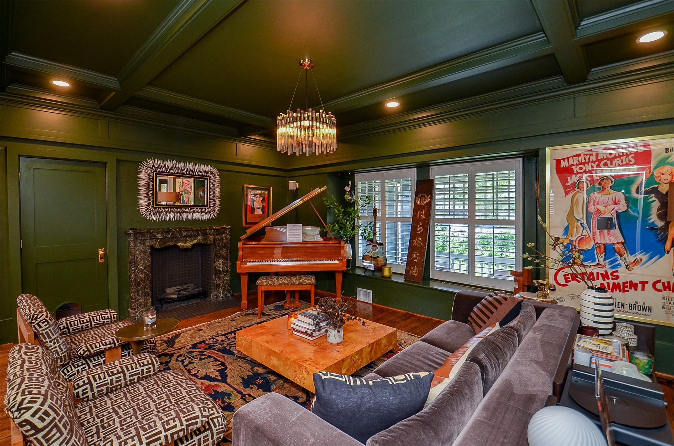 816 West Main Street Houston, TX 77006 - Photo 4 of 48 a living room with furniture a window and a chandelier