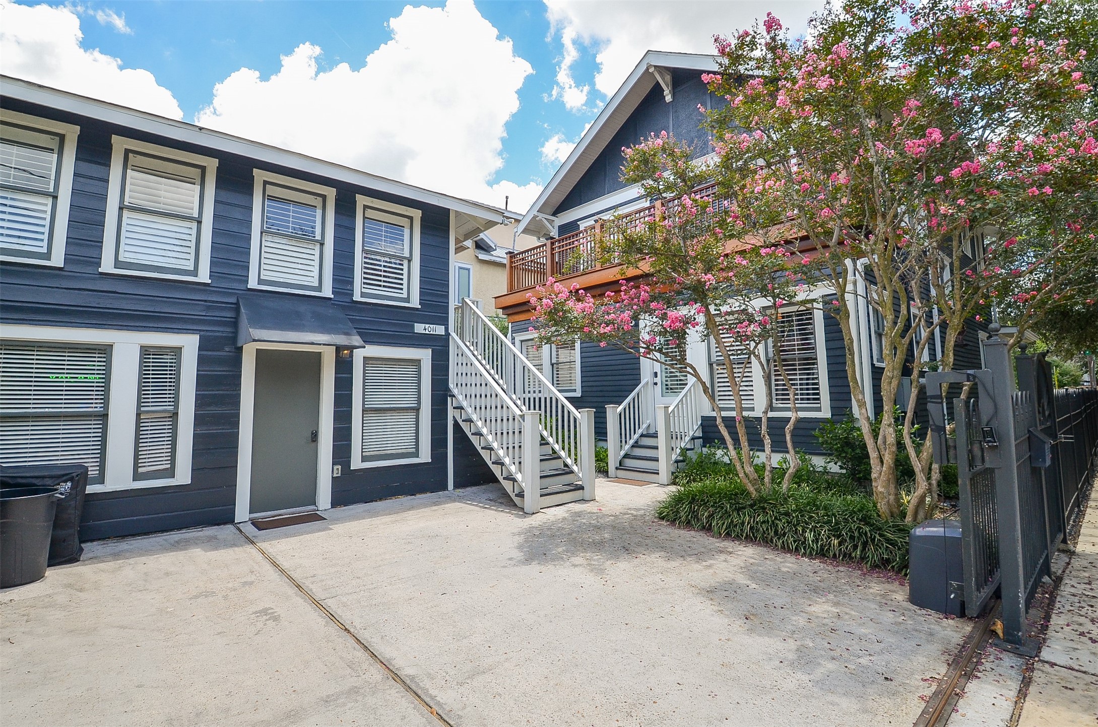816 West Main Street Houston, TX 77006 - Photo 41 of 48 a view of a house with a tree