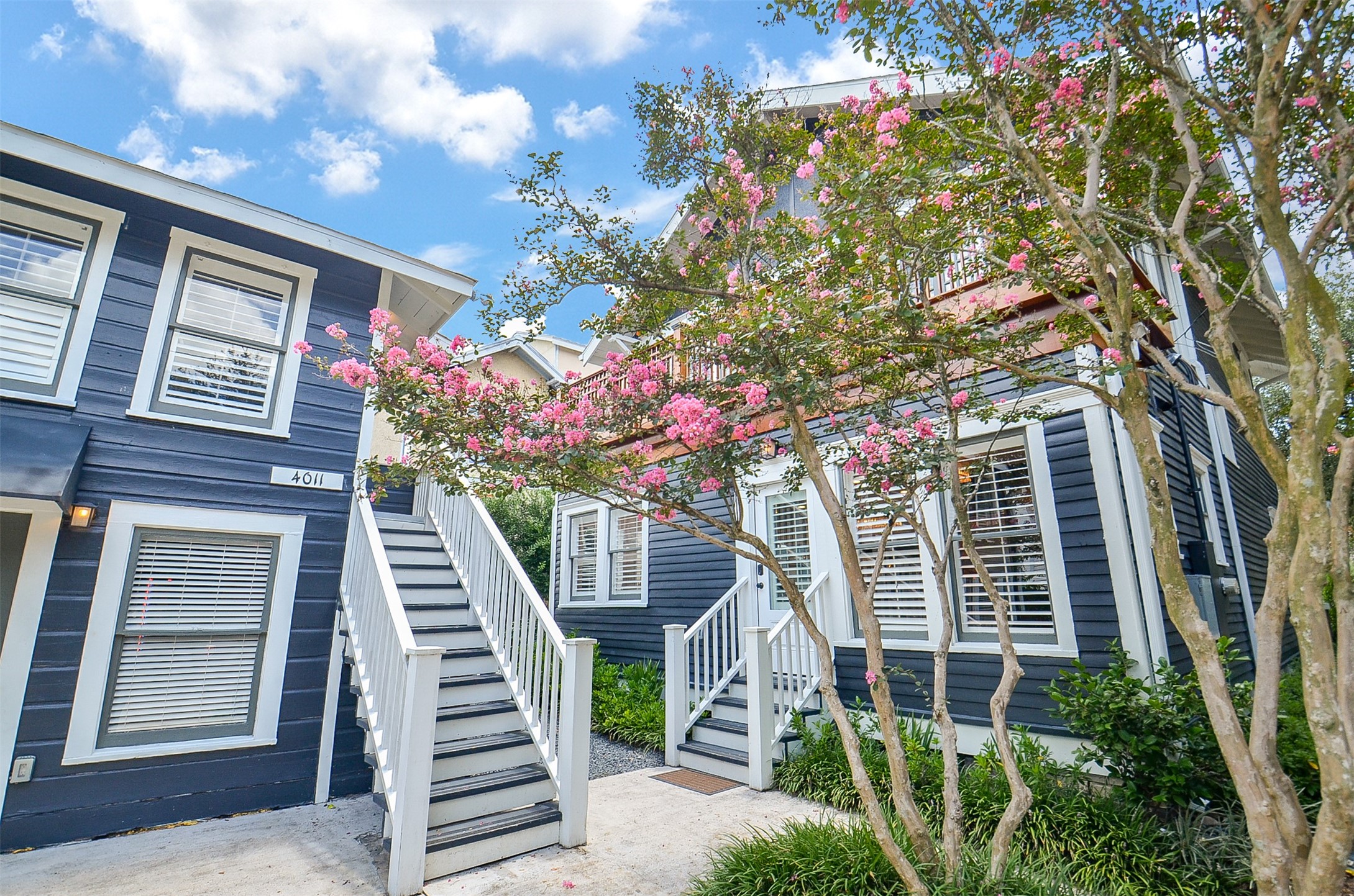 816 West Main Street Houston, TX 77006 - Photo 42 of 48 a front view of a house with a tree