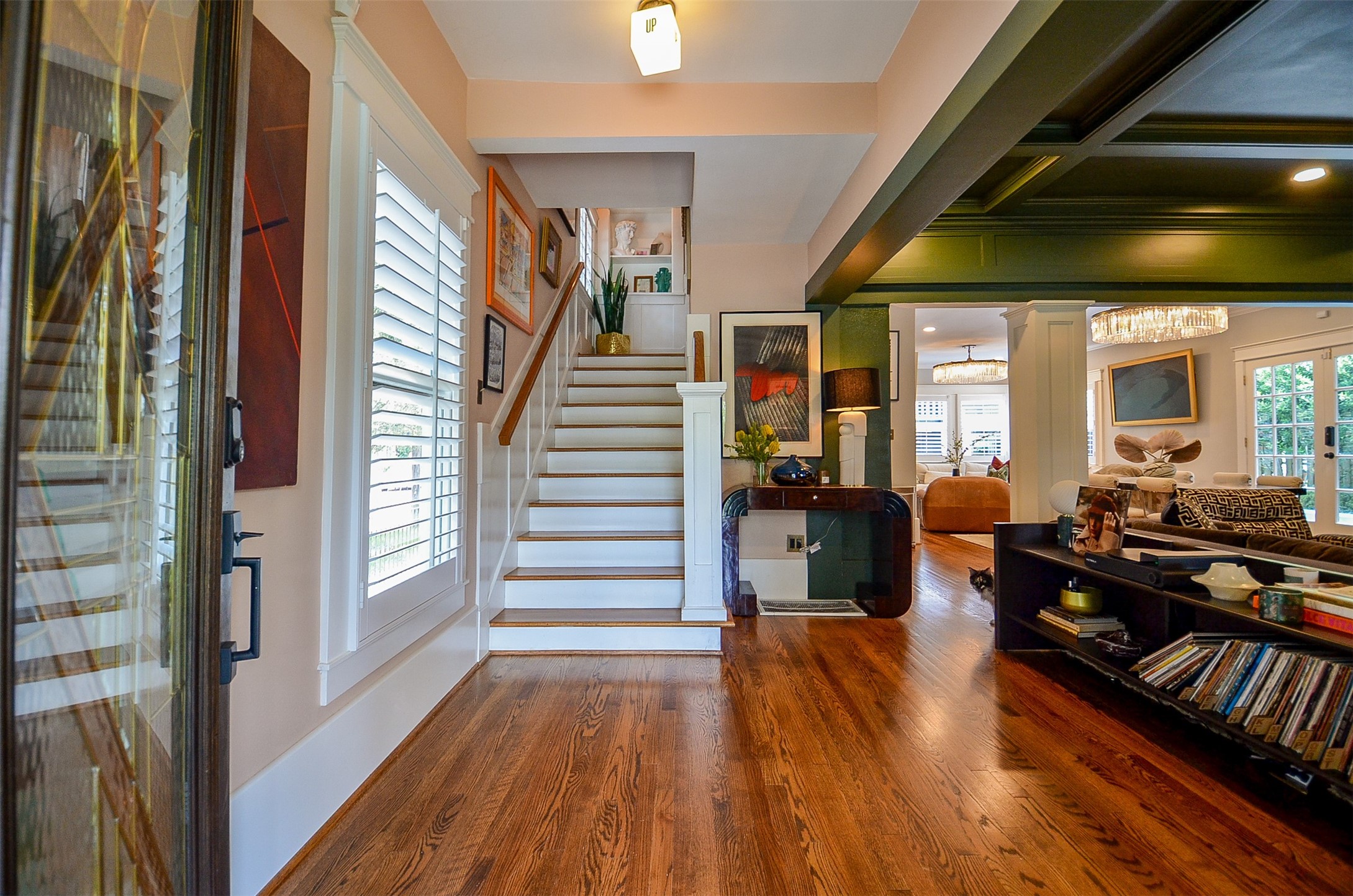 816 West Main Street Houston, TX 77006 - Photo 7 of 48 a view of a living room and entry way