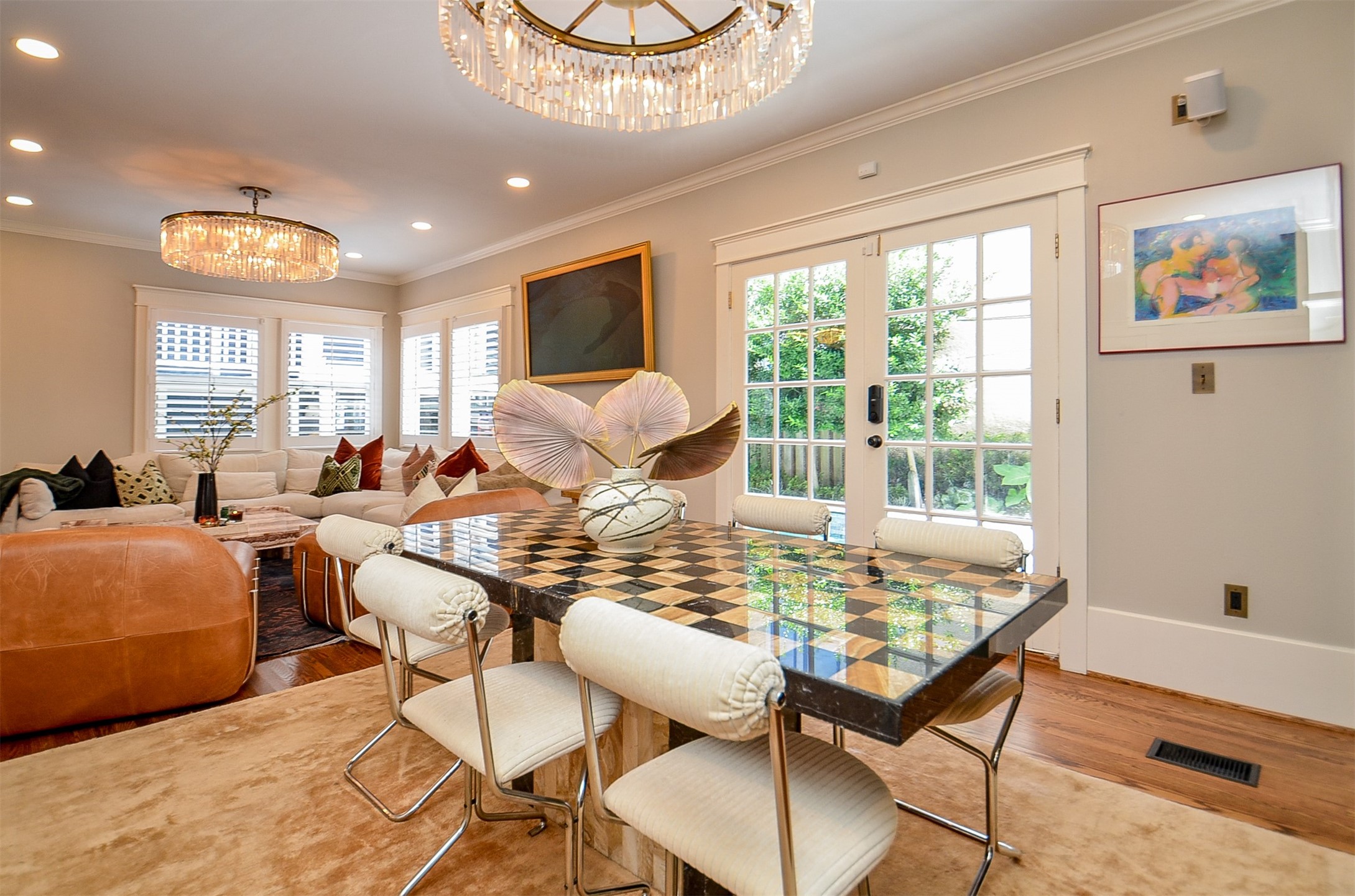 816 West Main Street Houston, TX 77006 - Photo 9 of 48 a living room with furniture and a large window