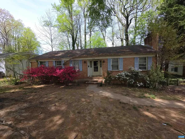 a view of a house with backyard and garden