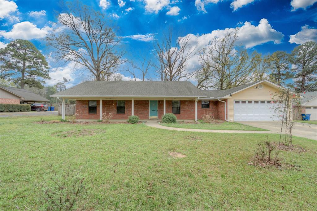 119 Beech Street Homer, LA 71040 - Photo 3 of 21 a front view of a house with a garden