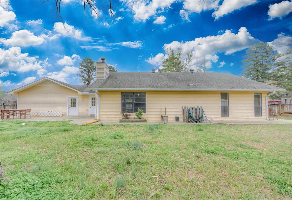 119 Beech Street Homer, LA 71040 - Photo 6 of 21 a front view of a house with garden