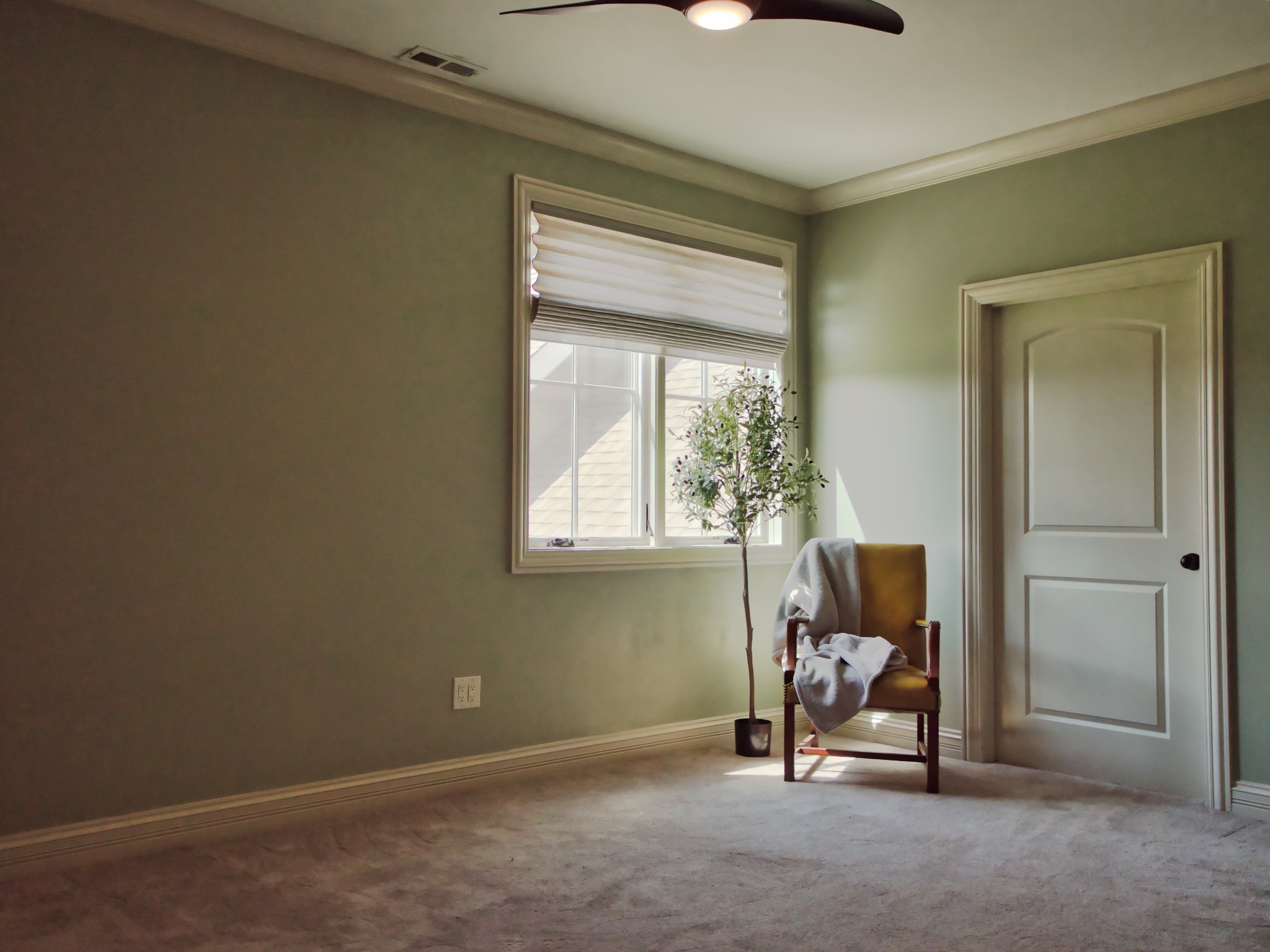 450 Lowe Branch Road Centerville, TN 37033 - Photo 33 of 100 a living room with a chair and a potted plant