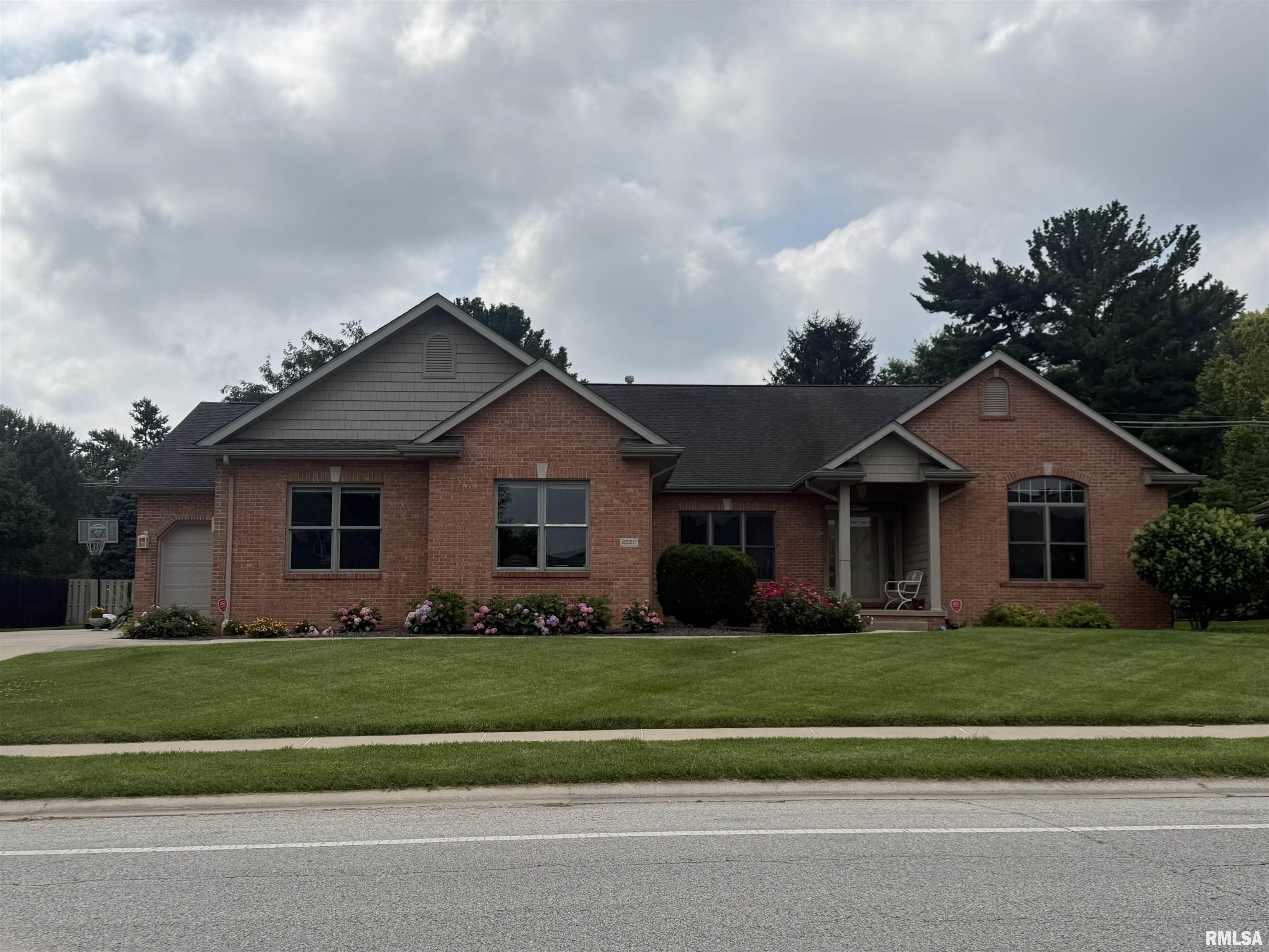 2220 West Laurel Street Springfield, IL 62704 - Photo 1 of 6